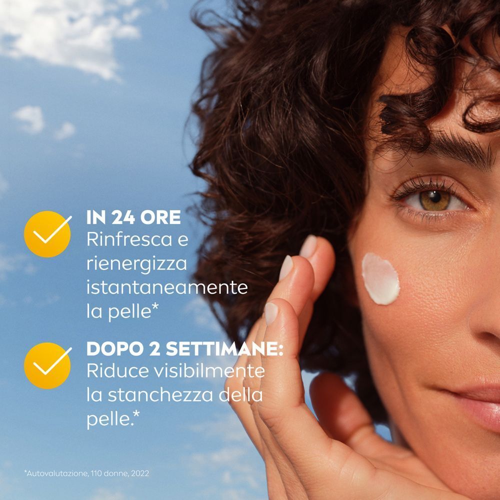 Donna applica Nivea Q10 Anti-Rughe Energy Crema Giorno. Rinfresca istantaneamente.