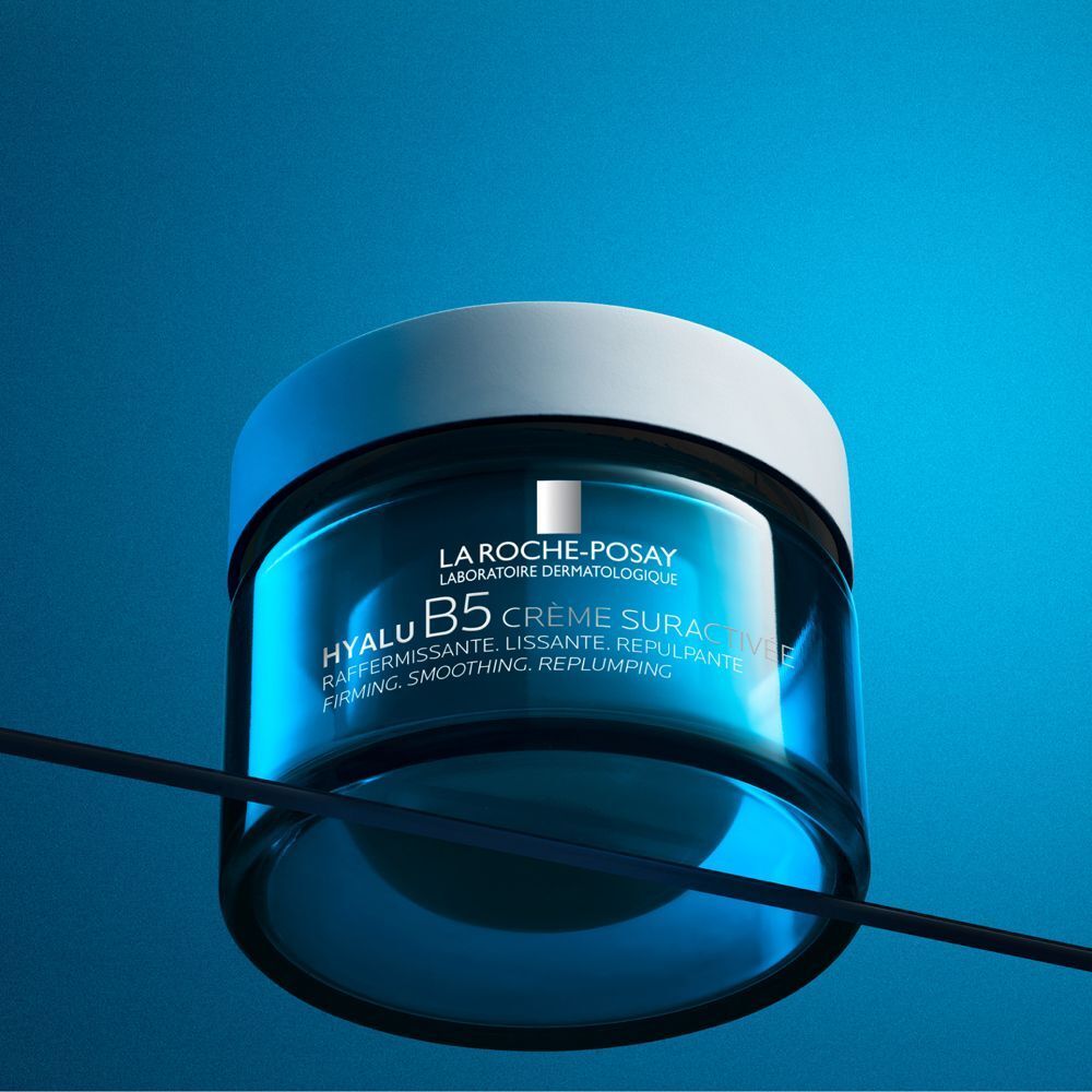 Vasetto La Roche-Posay Hyalu B5 su sfondo blu.