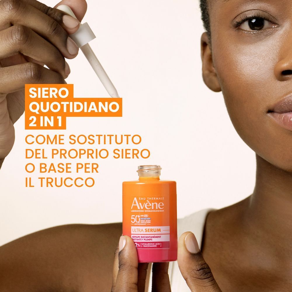 Donna tiene Eau Thermale Avène Ultra Siero SPF50+. Testo: 'Siero quotidiano 2 in 1 come sostituto del proprio siero o base per il trucco'.