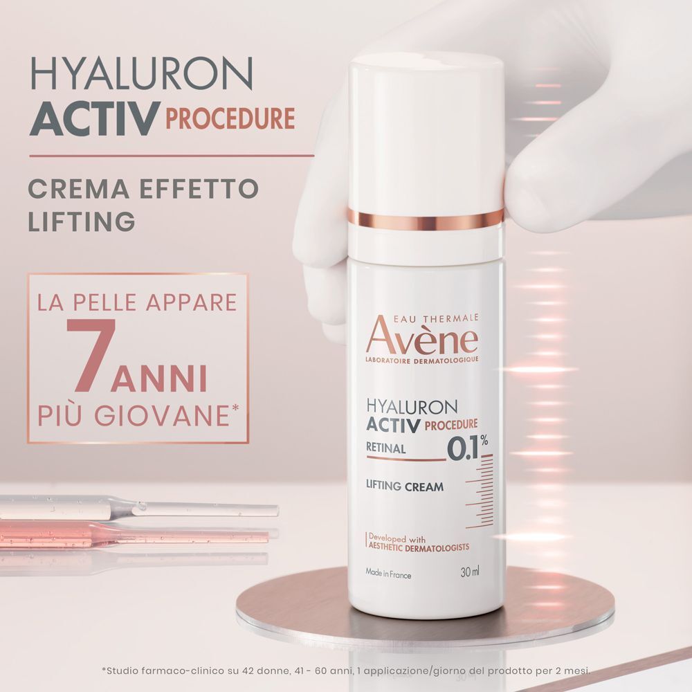 Eau Thermale Avène Hyaluron Activ Procedure Crema Lifting con Retinal 0.1% su un piedistallo.