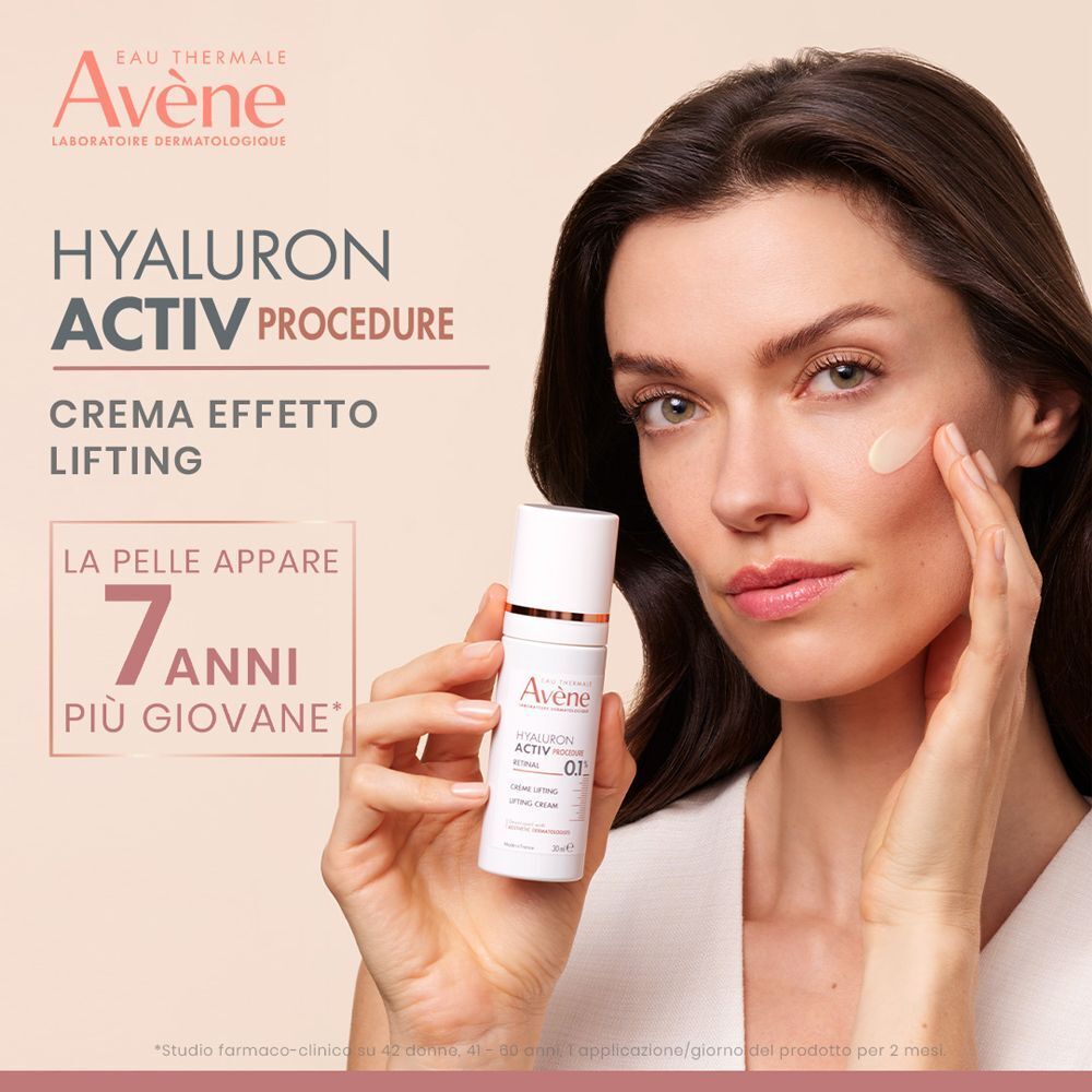 Una donna applica Eau Thermale Avène Hyaluron Activ Procedure Crema Lifting.