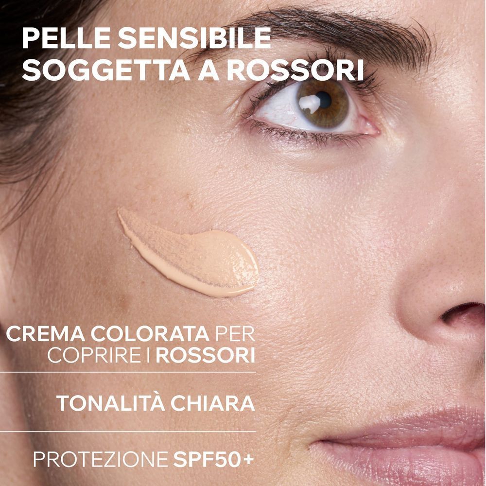 Primo piano di una pelle con crema colorata applicata. Testo: "Tonalità chiara."