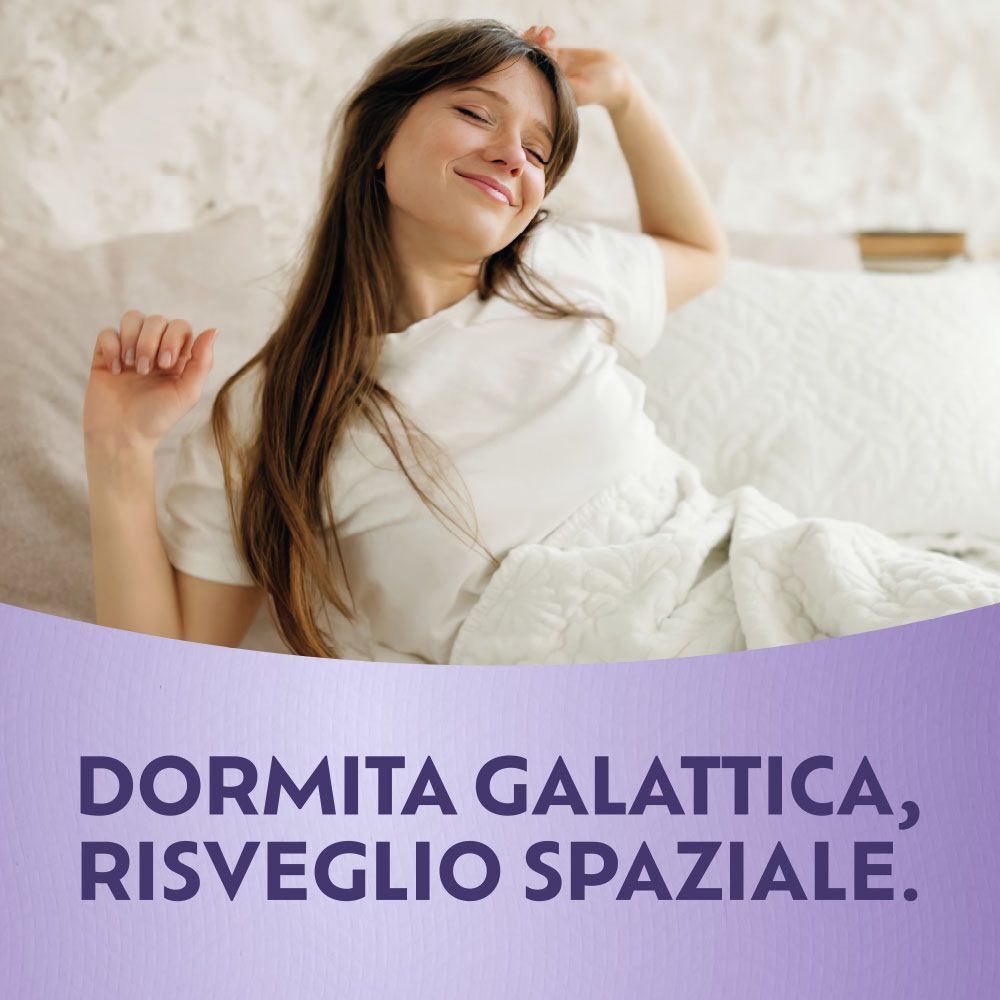 Giovane donna si sveglia riposata.