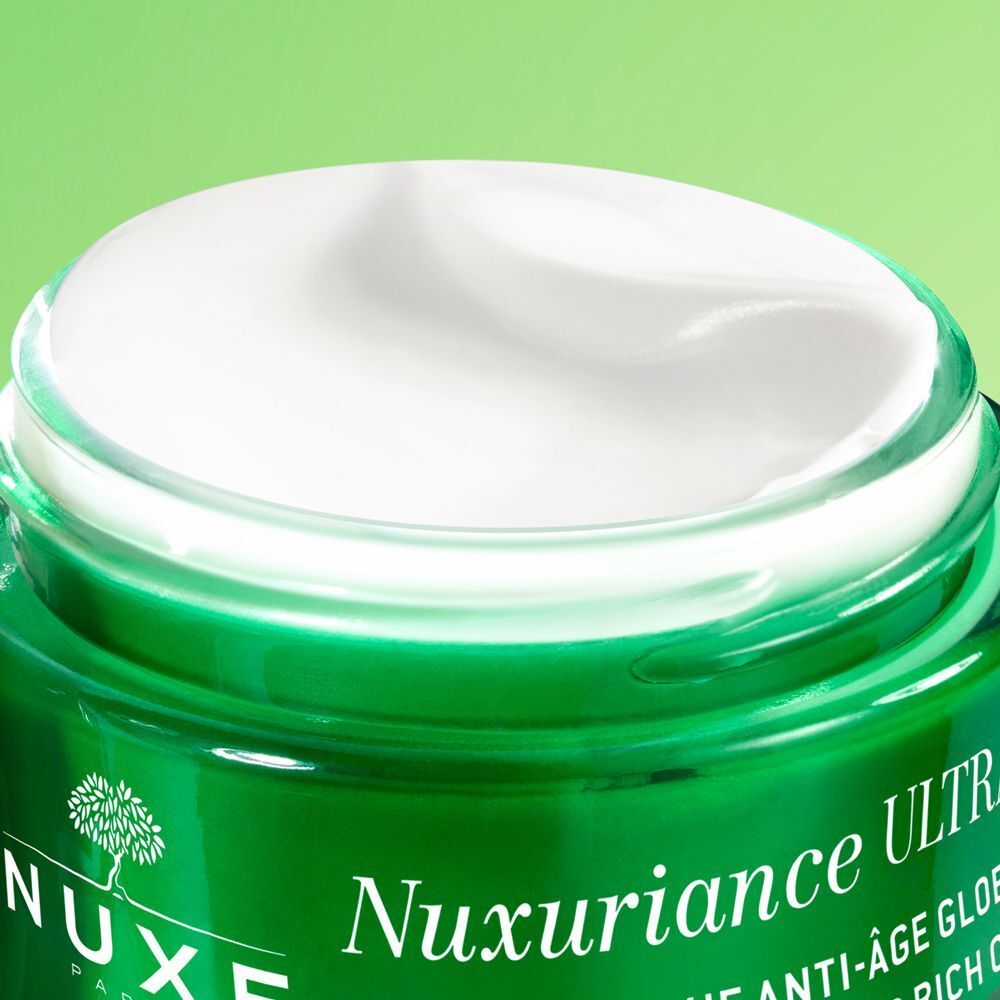 Primo piano del contenuto di un vaso Nuxe Nuxuriance Ultra.