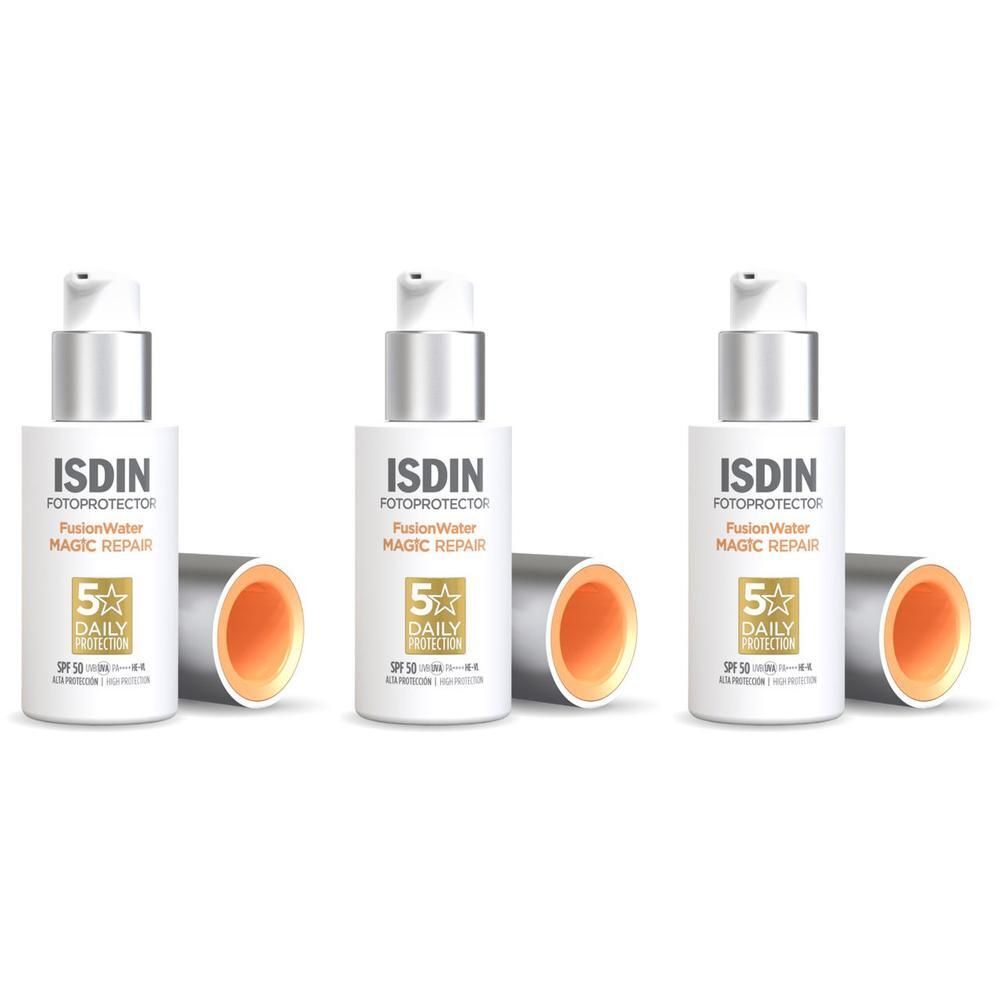 Tre flaconi di spray riparatore ISDIN Fusion Water Magic SPF 50 con tappi aperti.