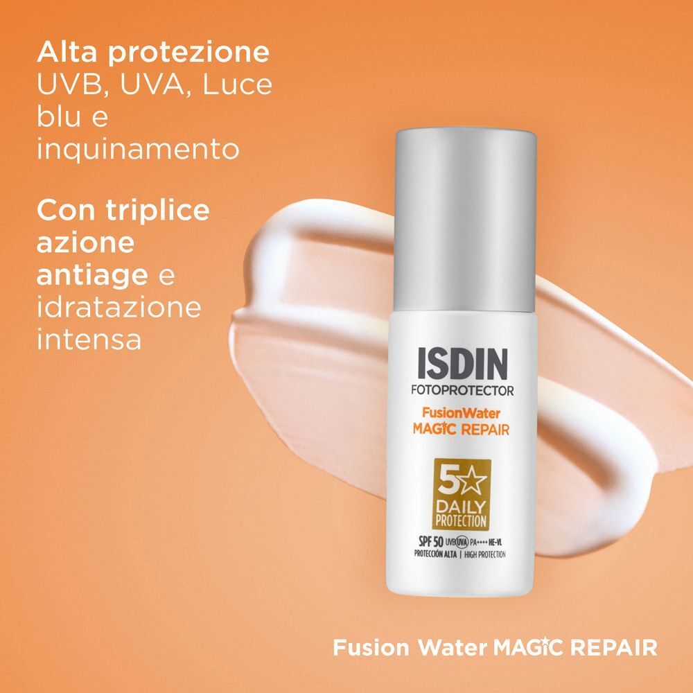 Flacone di spray riparatore ISDIN Fusion Water Magic SPF 50 su sfondo arancione.