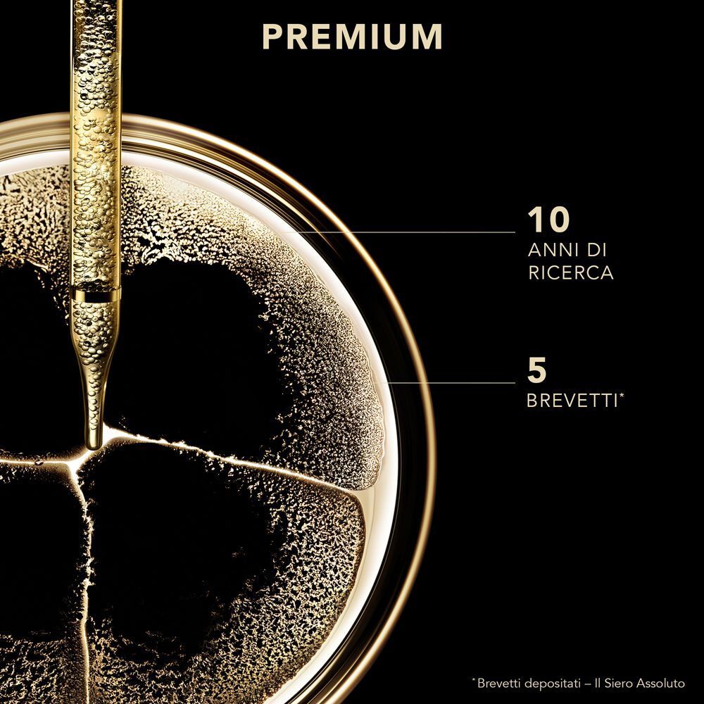 Pipetta di siero Lierac Premium sopra un liquido dorato, 10 anni di ricerca, 5 brevetti.
