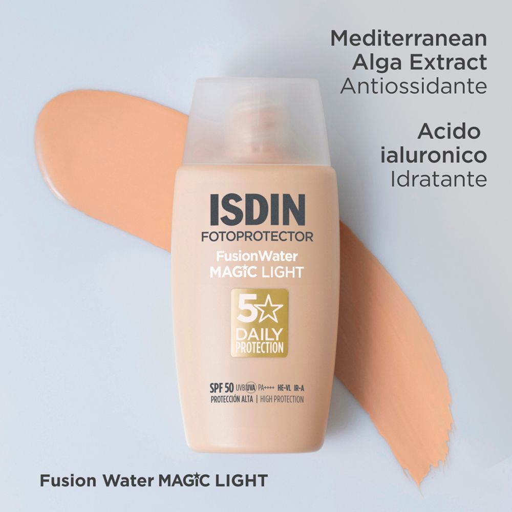 Flacone ISDIN Fusion Water Magic Color Light SPF50 con striscia di colore e ingredienti.