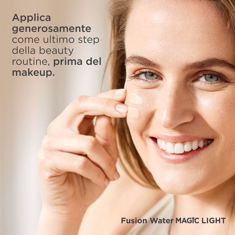 Donna applica ISDIN Fusion Water Magic Color Light SPF50 come base per il trucco.