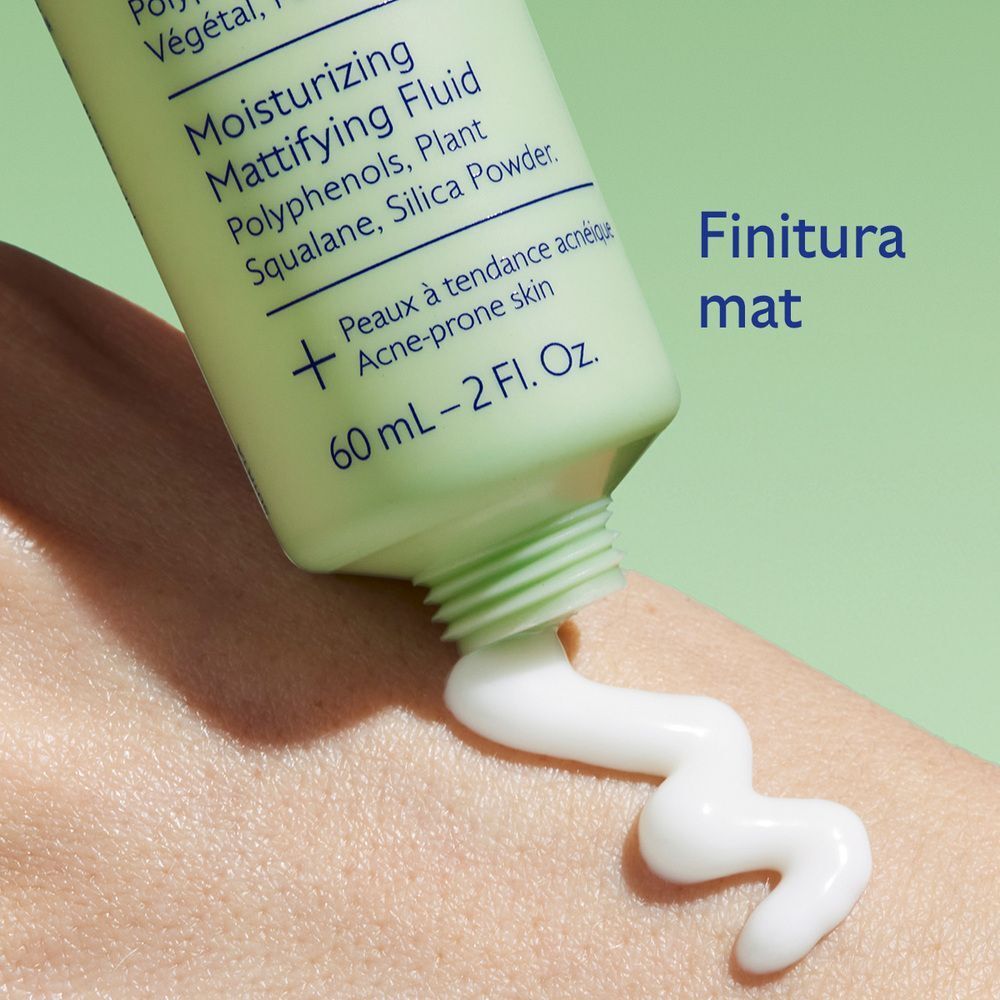 Applicazione del Caudalie Vinopure Fluido Idratante Effetto Mat sulla pelle.