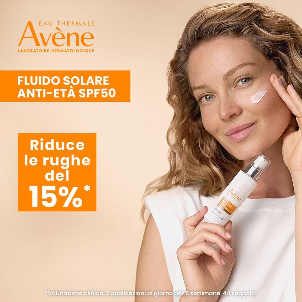 Donna applica Eau Thermale Avène FLUIDO ANTI-ETÀ SPF 50. Riduce le rughe del 15%.