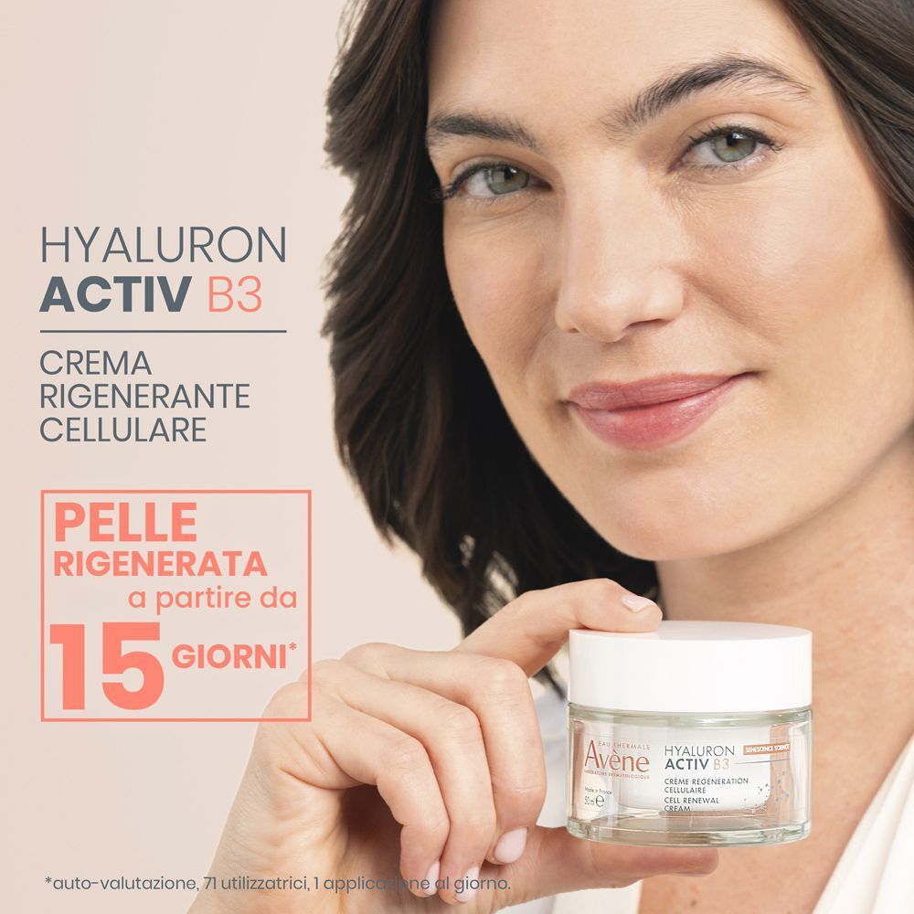 Una donna tiene un vasetto di crema Eau Thermale Avene Hyaluron Activ B3.