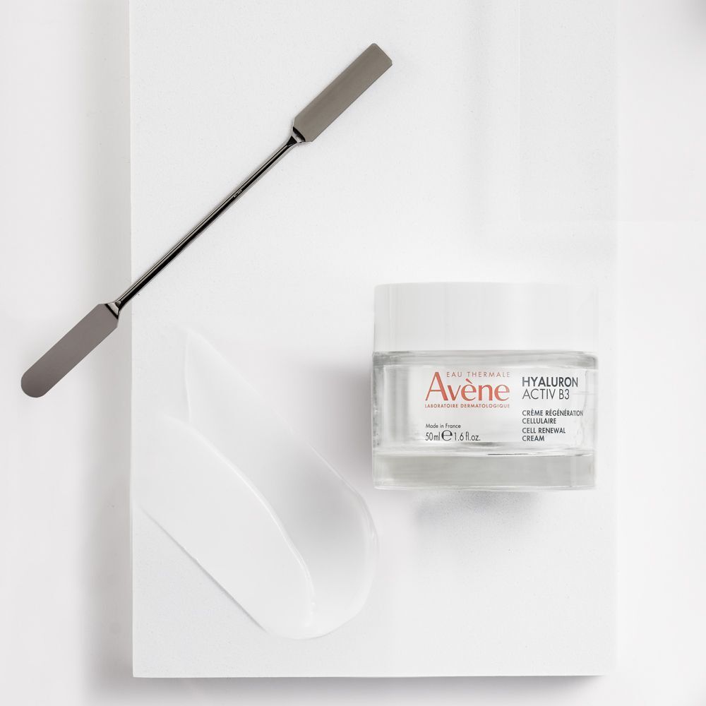 Un vasetto di Eau Thermale Avene Hyaluron Activ B3 con spatola e crema.