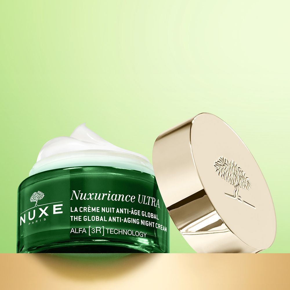Vasetto aperto di crema notte Nuxe Nuxuriance Ultra con tappo dorato.