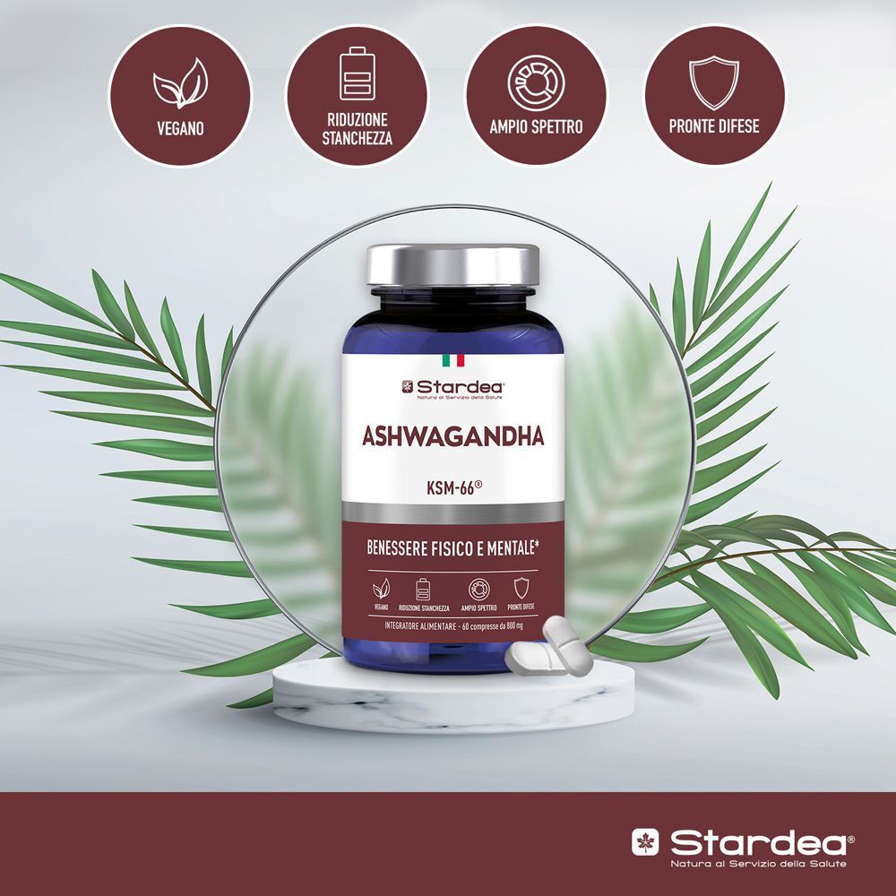 Flacone di Stardea Ashwagandha KSM-66® su un piedistallo di marmo, circondato da foglie vegetali.