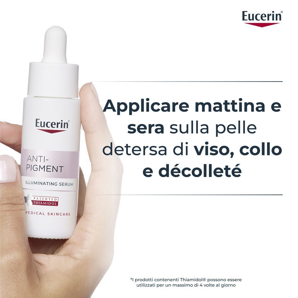 Mano che tiene un flacone Eucerin Anti-Pigment Siero Illuminante con contagocce.