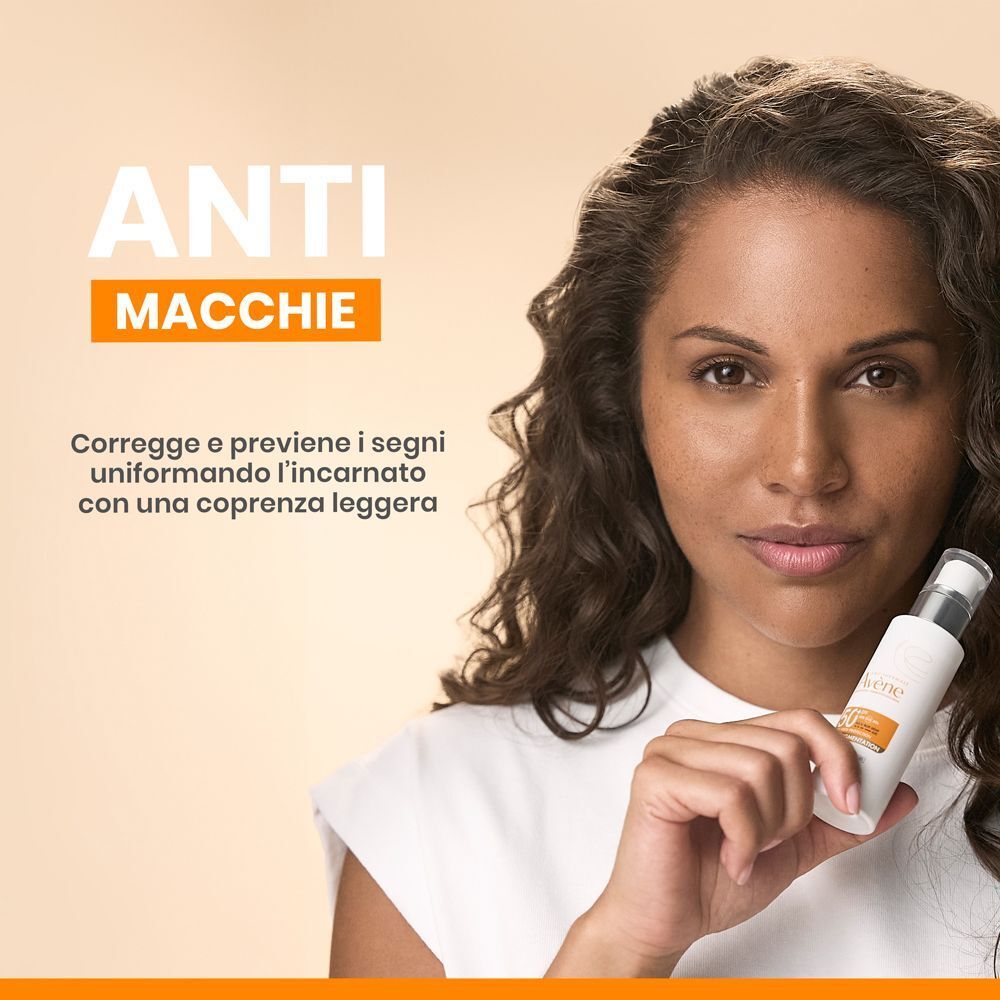 Donna con Eau Thermale Avène Fluido Anti-Macchie SPF 50+.