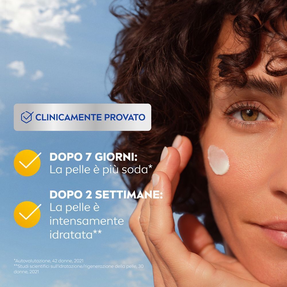 Donna con Nivea Q10 Anti-Rughe Power Crema Viso Notte sulla guancia, clinicamente testata.