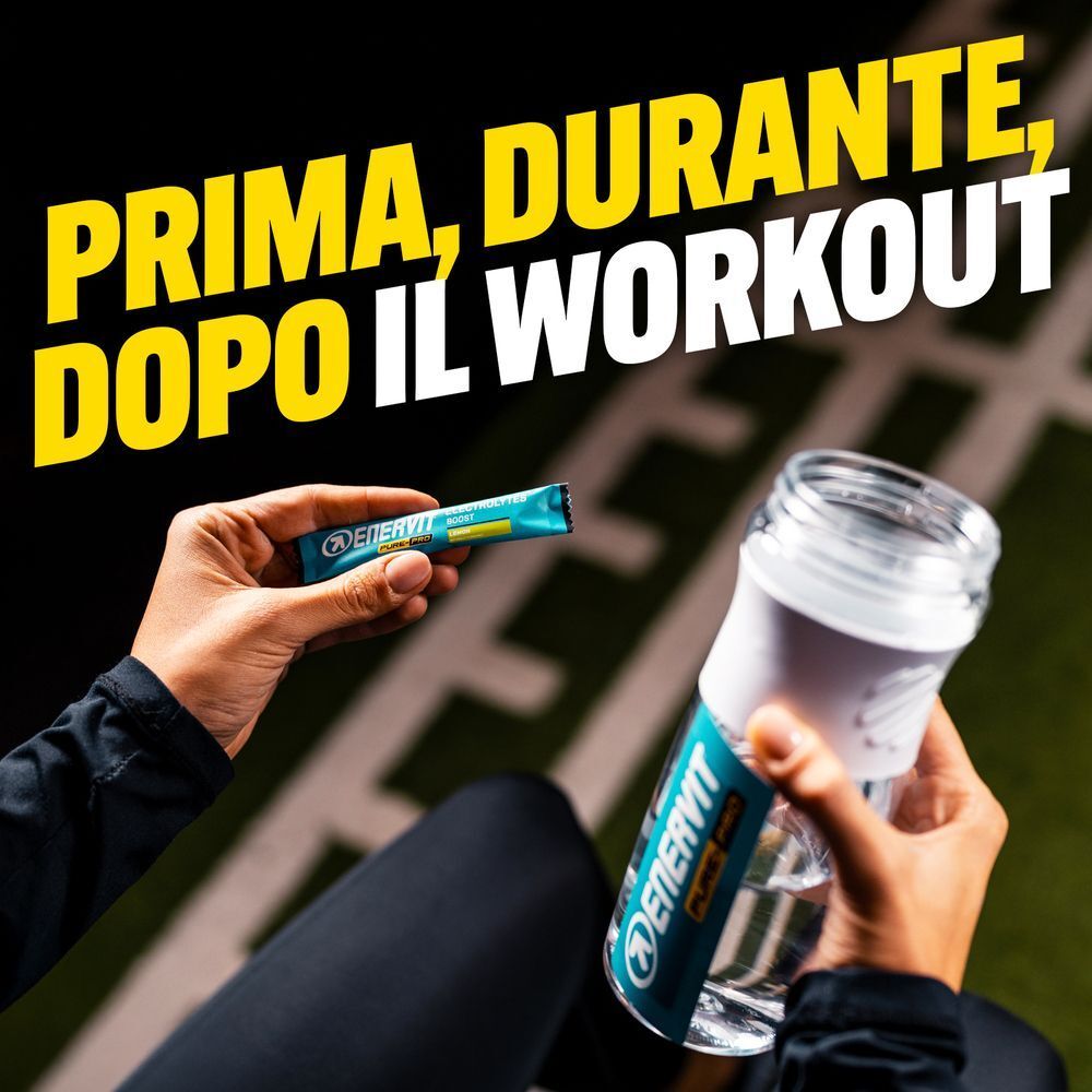 Mani che tengono una bustina Enervit Pure-Pro Electrolytes Boost e una borraccia prima dell'allenamento.