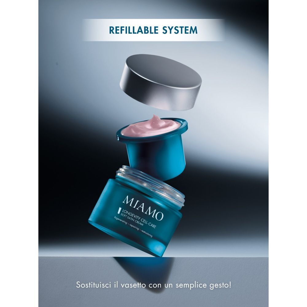 Un vasetto blu MIAMO Longevity Cell Care Soft Satin Cream viene assemblato con una ricarica.