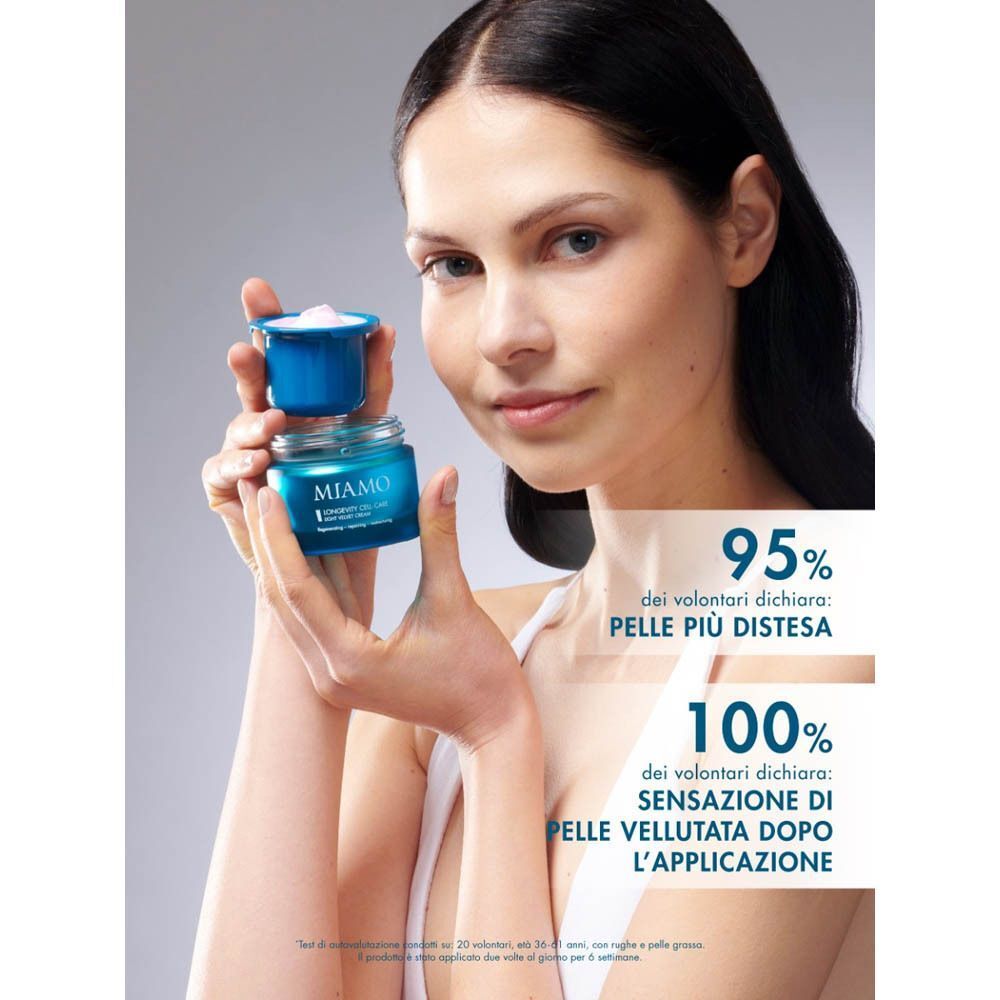 Una donna tiene in mano un vasetto di MIAMO Longevity Cell Care Light Velvet Cream.