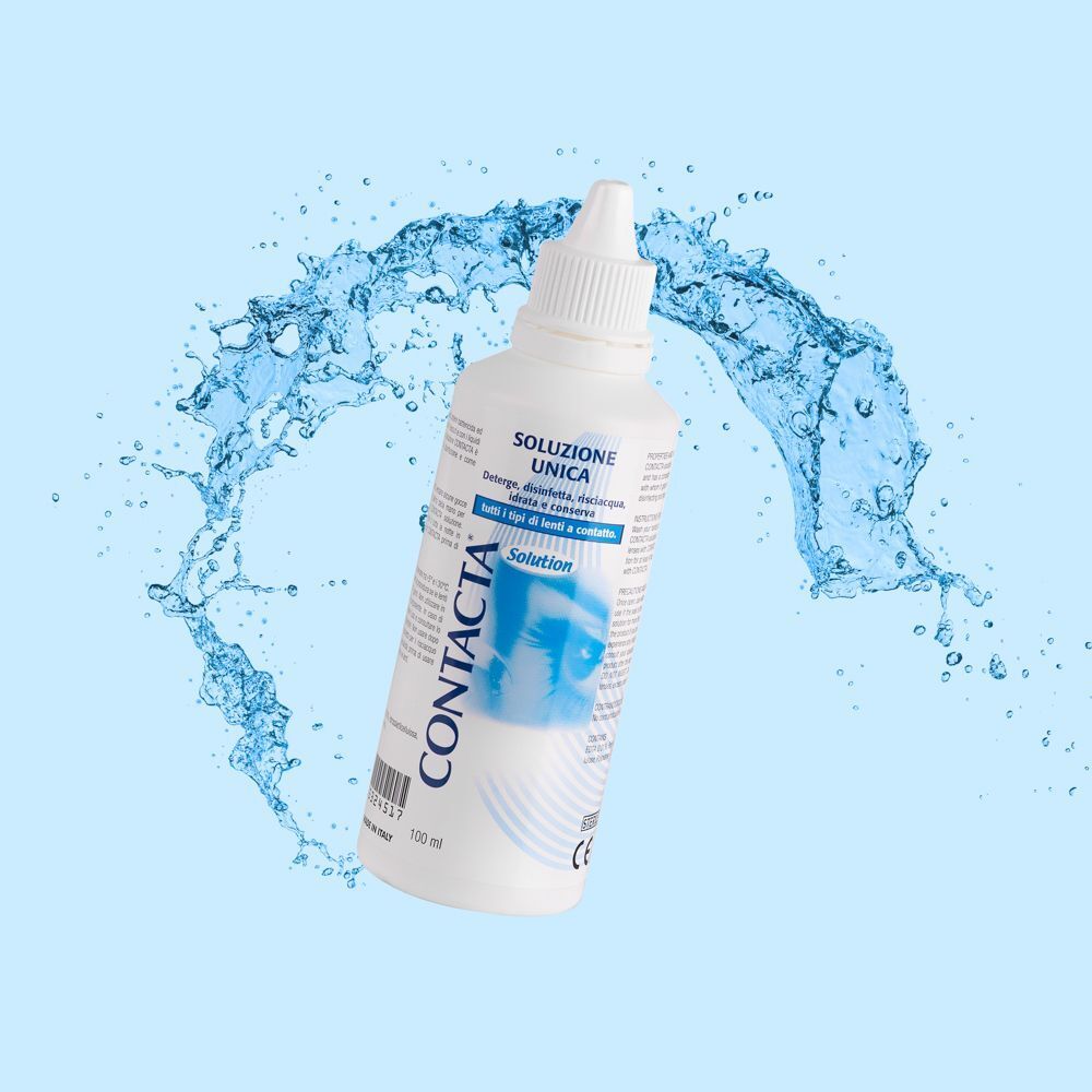 Un flacone di Contacta Soluzione Unica per lenti a contatto (100 ml) con spruzzi d'acqua.