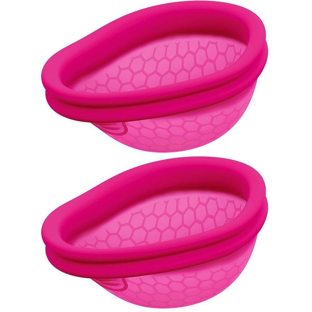 Due coppette mestruali rosa con motivo a nido d'ape e bordo doppio.