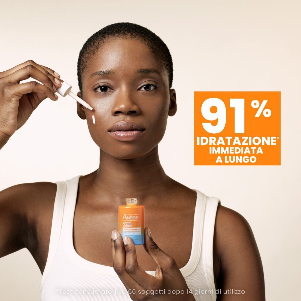 Donna applica Eau Thermale Avène Ultra Siero SPF50+, con indicazione di idratazione.