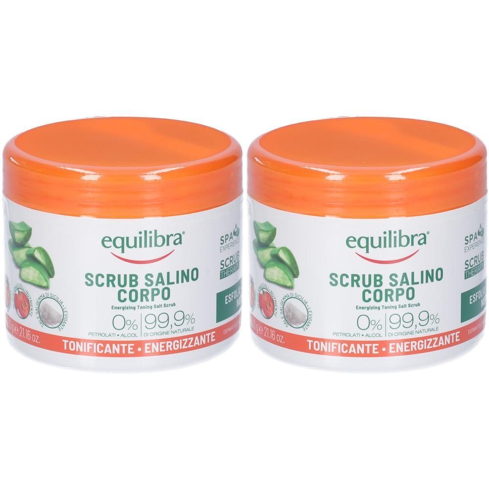 Due barattoli di scrub corpo Equilibra con tappi arancioni. Etichette bianche con accenti verdi e rossi.