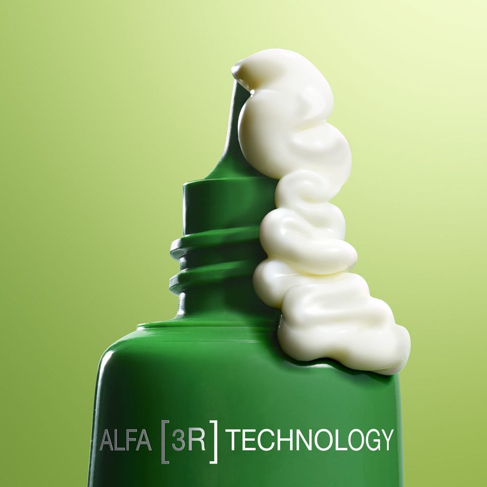 Primo piano dell'uscita dell'applicatore di un tubetto verde di crema Nuxe Nuxuriance Ultra.