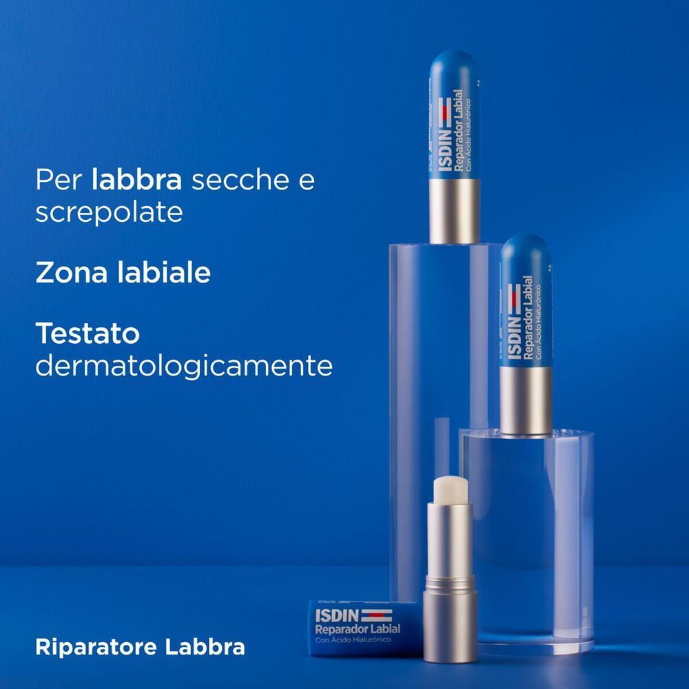 Stick balsamo labbra ISDIN su supporti trasparenti. Testato dermatologicamente.