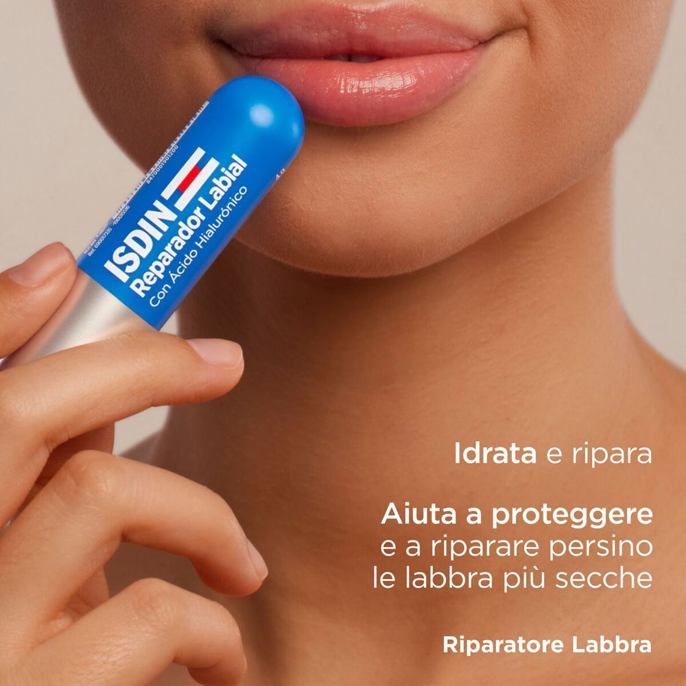 Stick balsamo labbra ISDIN applicato sulle labbra di una donna.