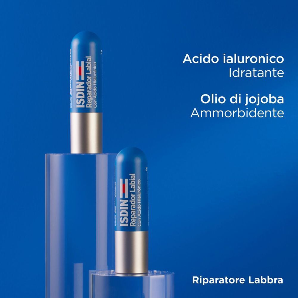 Due stick balsamo labbra ISDIN su supporti acrilici, con testo sugli ingredienti.