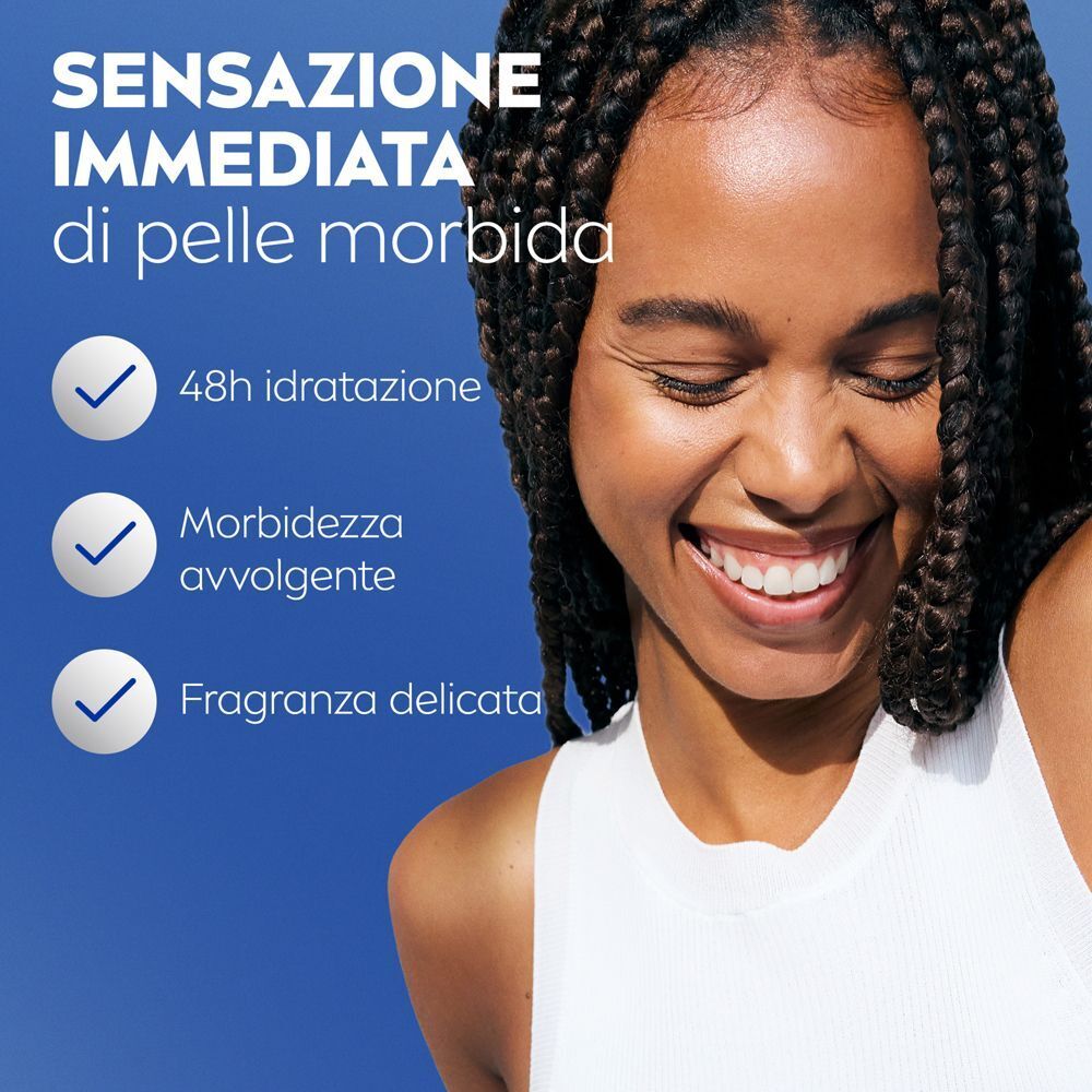 Donna sorridente con pelle morbida, Nivea Crema-Olio con idratazione 48h.
