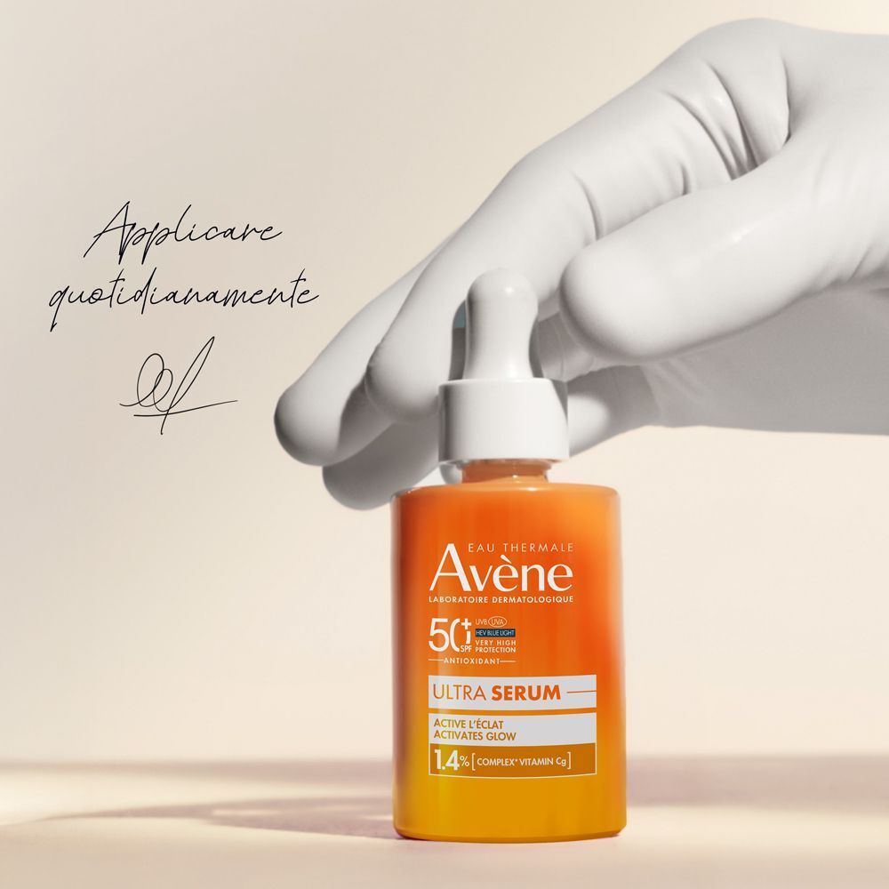 Mano con guanto tiene flacone Eau Thermale Avène Ultra Siero SPF50+. Testo: "Applicare quotidianamente"