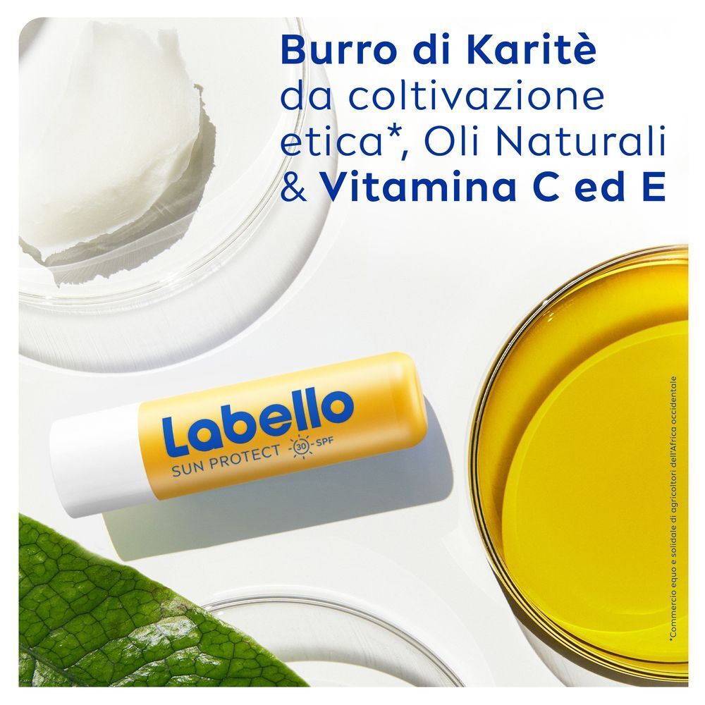 Balsamo labbra Labello Sun Protect SPF30 con burro di karité, oli naturali e vitamine.