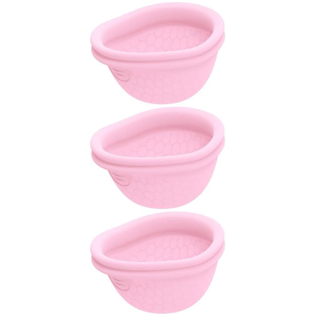 Tre coppette mestruali rosa con texture a nido d'ape.
