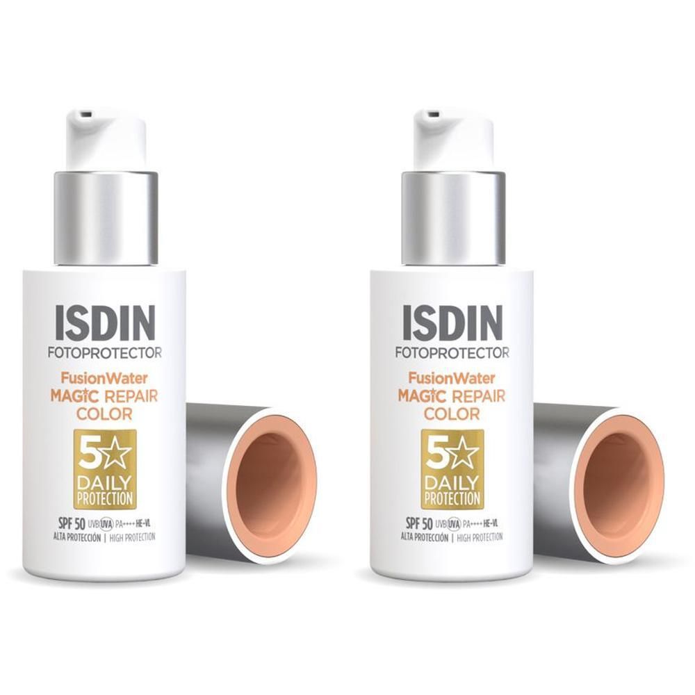 Due flaconi di ISDIN Fusion Water Magic Repair Color Spray SPF 50 con pompe argentate e tappi rimossi.
