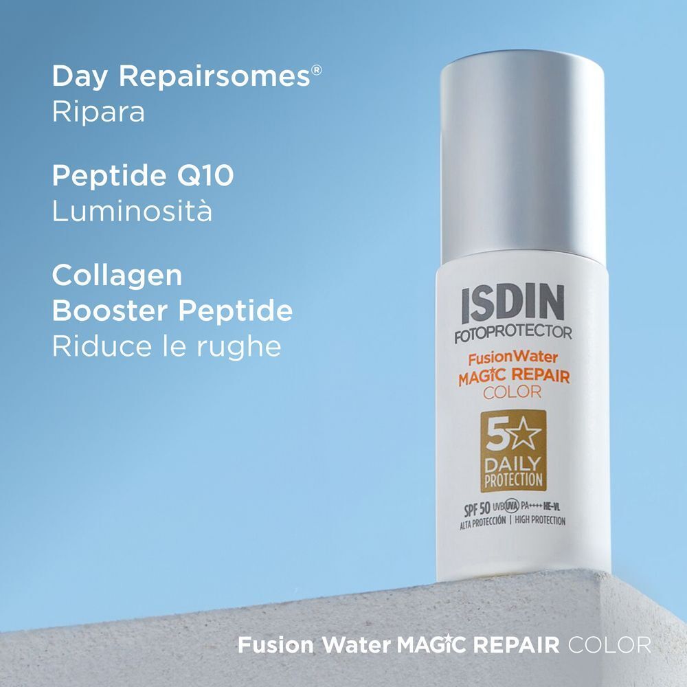 Flacone di ISDIN Fusion Water Magic Repair Color Spray SPF 50 su un piedistallo bianco, con testo sugli ingredienti come peptidi e collagene.