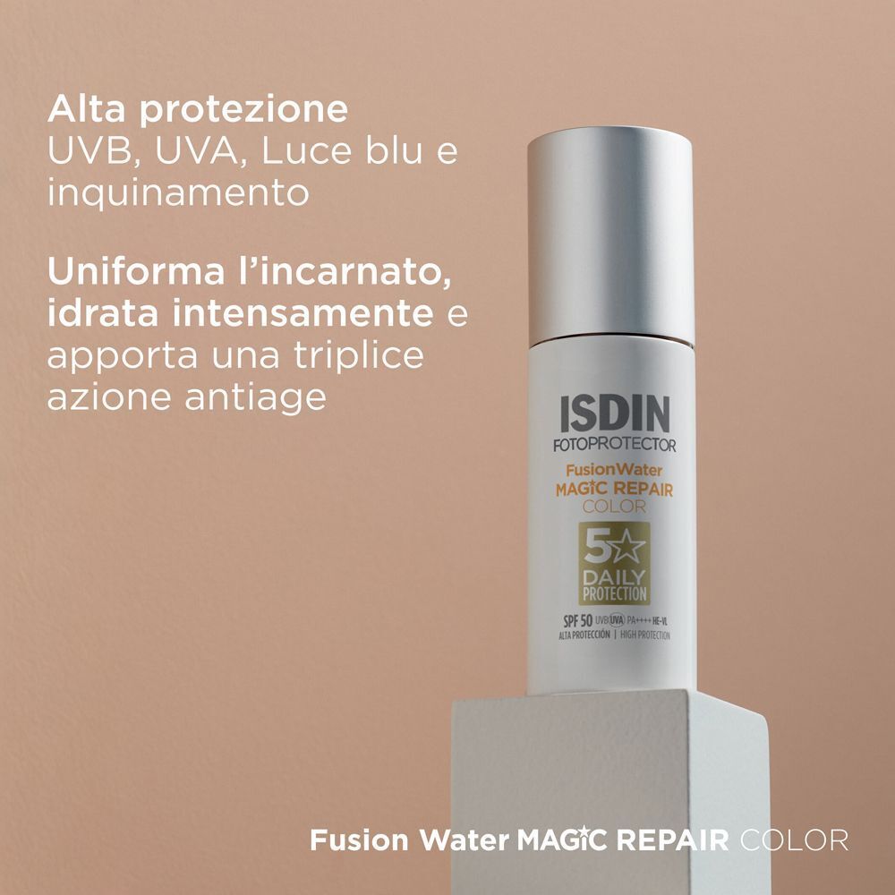 Flacone di ISDIN Fusion Water Magic Repair Color Spray SPF 50 su un piedistallo, testo su protezione UV e anti-età.