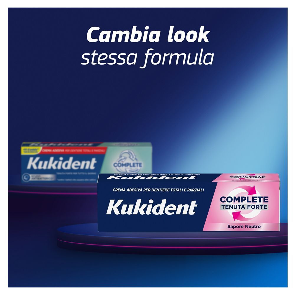 Crema adesiva Kukident Complete Sapore Neutro su piedistallo, con altra confezione sullo sfondo.