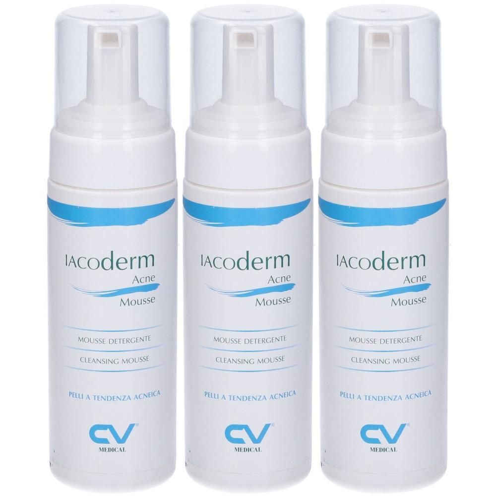 Tre flaconi di Iacoderm Acné Mousse con dispenser a pompa. Flaconi bianchi con accenti blu e scritte.