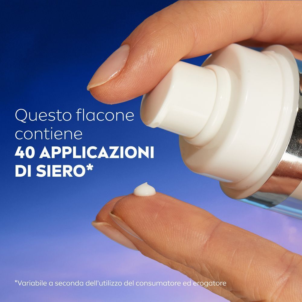 Una mano eroga siero per la cura della pelle da un erogatore su un dito.