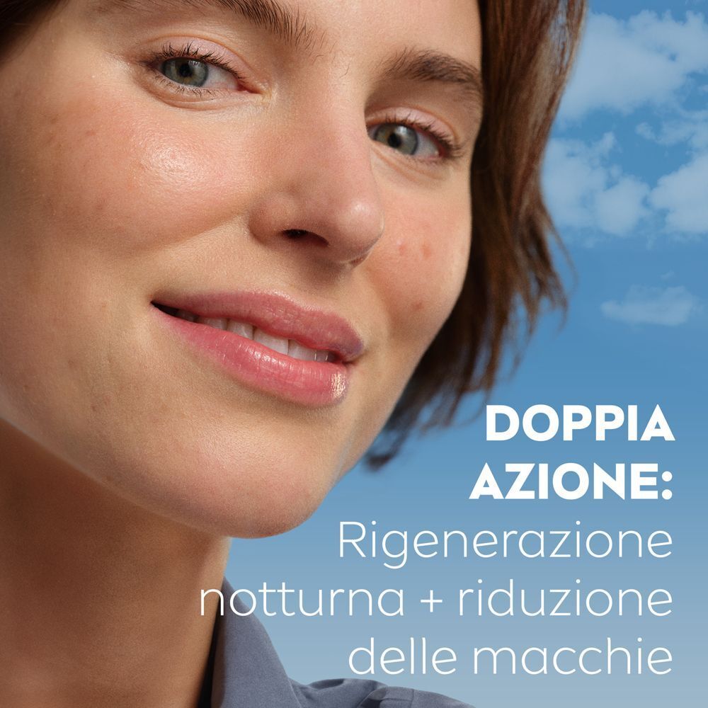 Donna con pelle radiosa, che mostra la doppia azione di rigenerazione notturna e riduzione delle macchie.