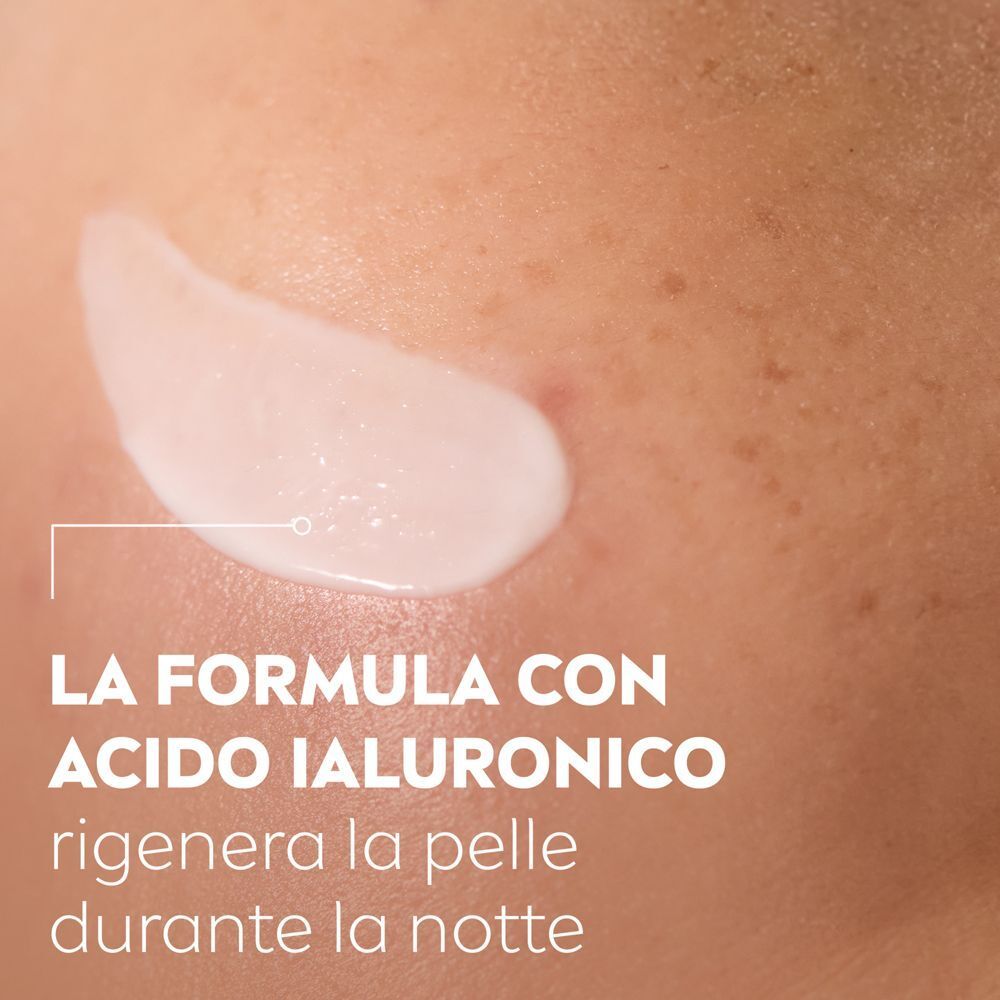 Crema con acido ialuronico sulla pelle, che evidenzia la rigenerazione notturna della pelle.
