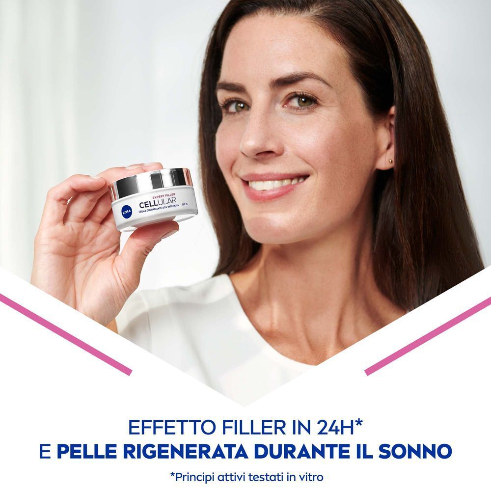 Donna che tiene un vasetto Nivea Cellular Expert Filler. Effetto filler in 24h.