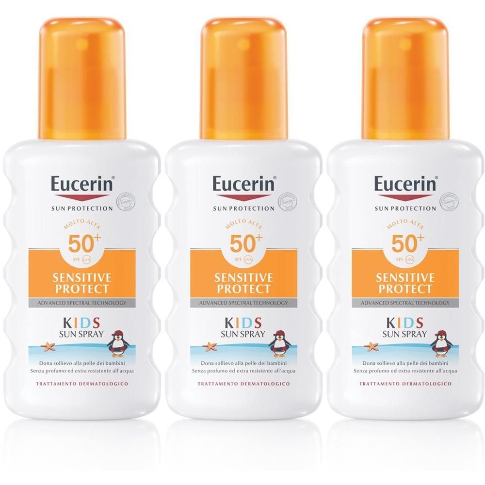 Tre flaconi di Eucerin Sensitive Protect Kids Sun Spray SPF 50+ con erogatori spray arancioni.
