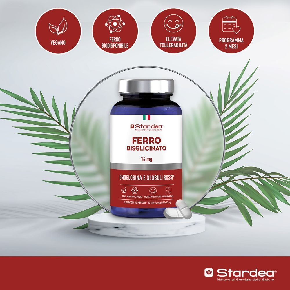 Un flacone di Stardea Ferro Bisglicinato 14 mg su un piedistallo di marmo, circondato da piante e simboli per vegano, alta biodisponibilità e tollerabilità.