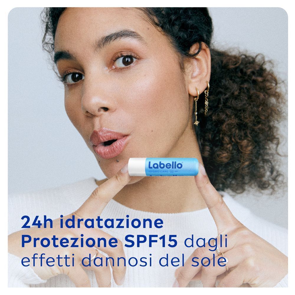 Donna tiene balsamo labbra Labello Hydro Care. Idratazione 24h, protezione SPF 15.