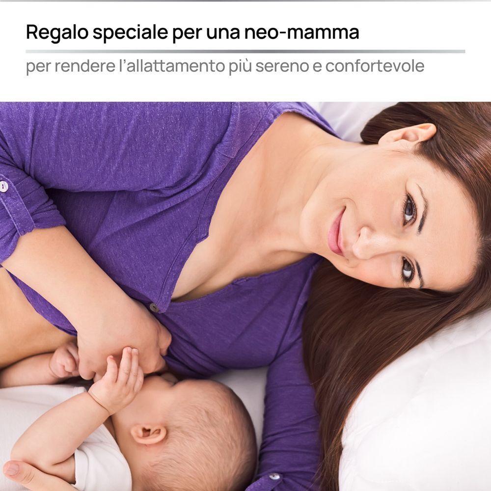 Donna allatta bambino. COVERbasics Silver Cups come regalo per neomamme.